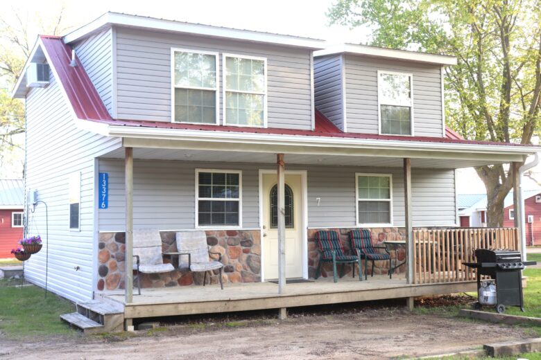 Cabin 7 – $1413/wk (Summer)